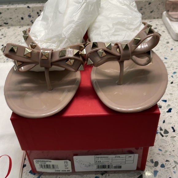 Valentino Garavani Rubber Rockstud thong Sandal - Picture 6 of 9